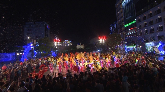 C&aacute;c nghệ sĩ tưng bừng tr&ecirc;n đường hoa Nguyễn Huệ (3