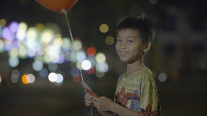 Những nh&acirc;n vật hạnh ph&uacute;c nhận được m&oacute;n qu&agrave; của Phạ