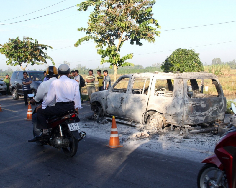 Hiện trường vụ ch&aacute;y xe xảy ra v&agrave;o đ&ecirc;m 410. 