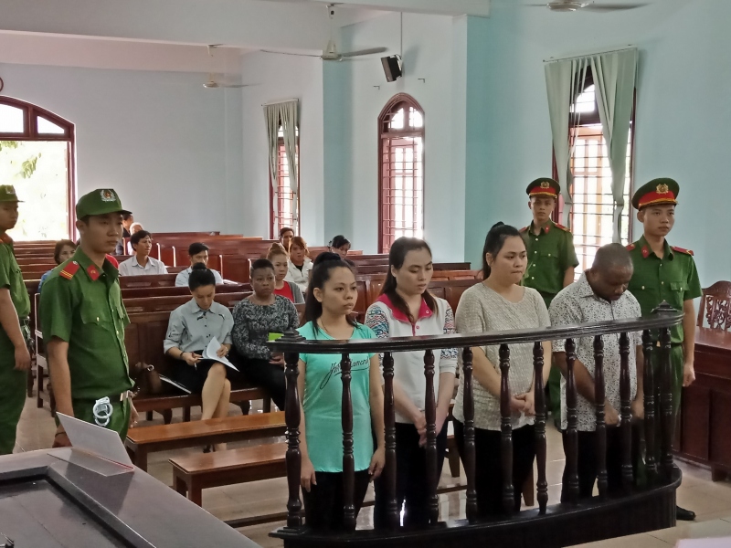 C&aacute;c bị c&aacute;o tại phi&ecirc;n t&ograve;a x&eacute;t xử (thứ tự từ Micheal