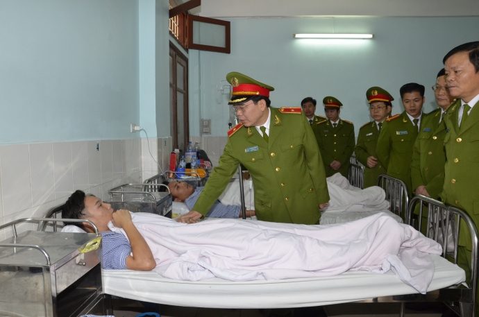 50-cong-an-nhiem-doc-khi-chua-chay-tai-cang-Nam-Ha