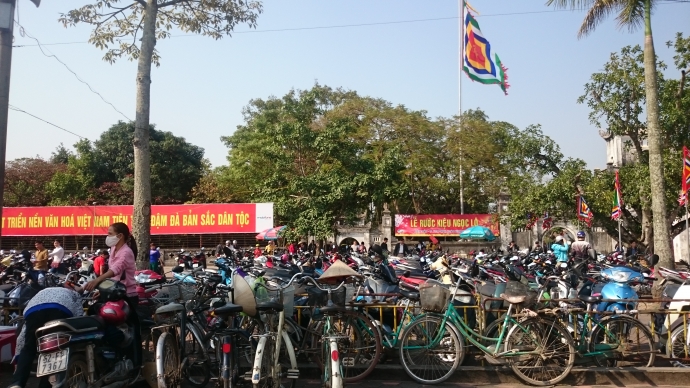 Du-khach-nuom-nuop-do-ve-Den-Tran-du-chua-chinh-ho