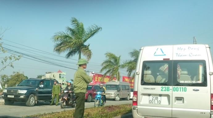 Du-khach-nuom-nuop-do-ve-Den-Tran-du-chua-chinh-ho