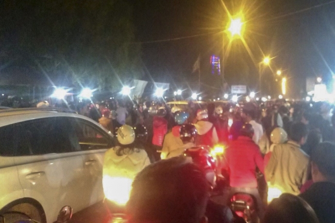 Chen-chan-vuot-un-tac-trong-dem-de-vao-cho-Vieng2