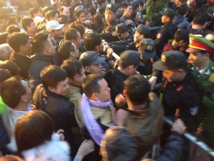 Cang-minh-bao-ve-le-hoi-den-Tran