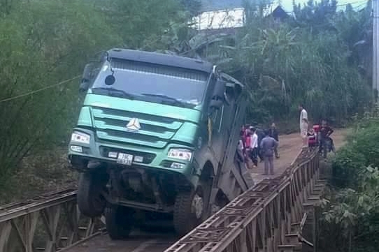 Yen-Bai-xe-qua-tai-lam-sap-cau-Quan2