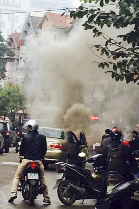 Tin-moi-Ha-Noi-Xe-o-to-bat-ngo-boc-chay-nguoi-dan-