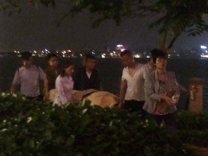 Ha-Noi-thi-the-nguoi-phu-nu-noi-tren-mat-ho-Tay