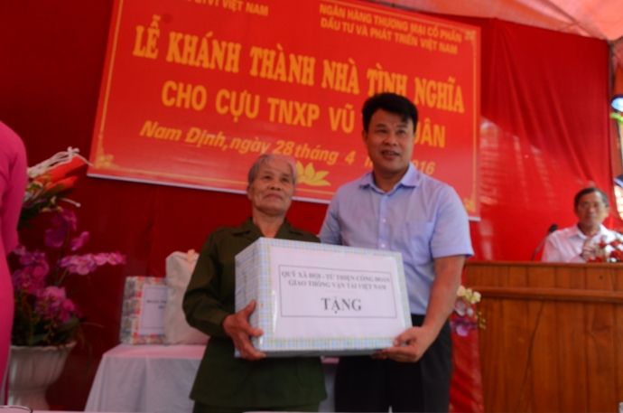 Trao-nha-tinh-nghia-cho-cuu-thanh-nien-xung-phong-