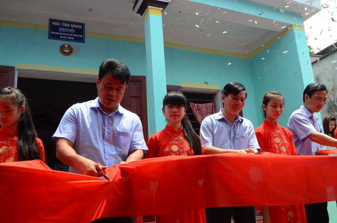 Trao-nha-tinh-nghia-cho-cuu-thanh-nien-xung-phong-