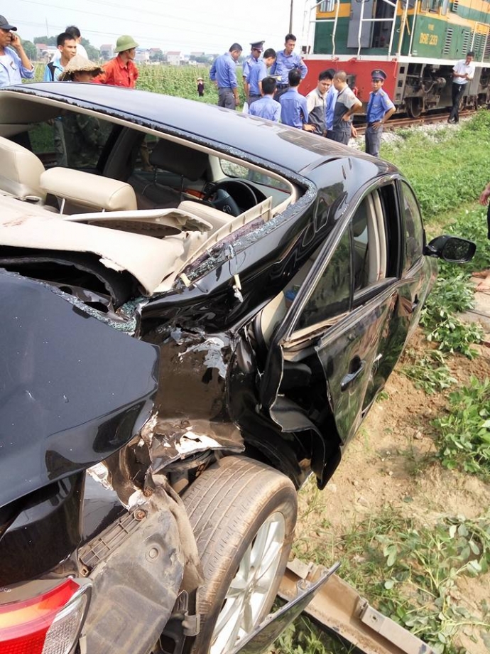 Tau-hoa-dam-nat-bet-Camry-mot-nguoi-bi-thuong