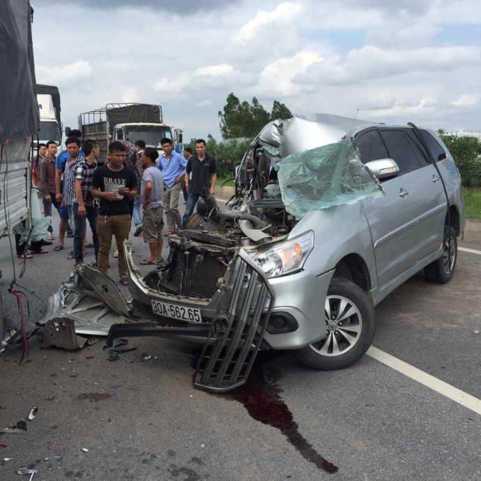 hon-dit-xe-tai-xe-innova-thanh-sat-vun2