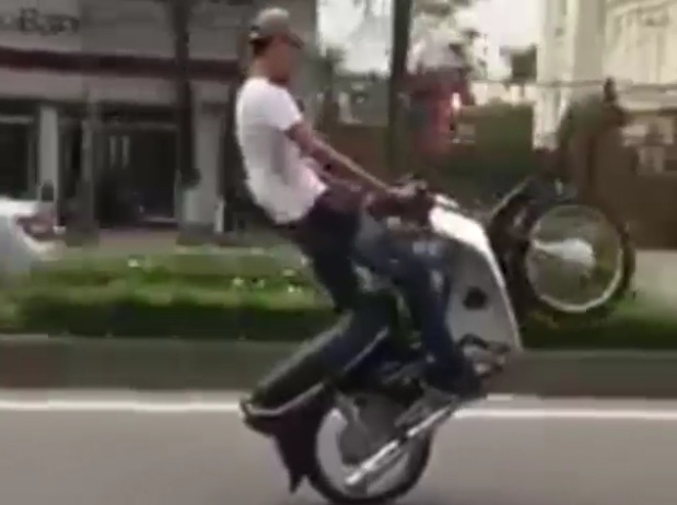 phat-7,34-trieu-dong-nam-thanh-nien-di-xe-may-boc-