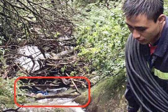 dung-thiet-bi-chuyen-biet-dua-thi-the-du-khach-anh