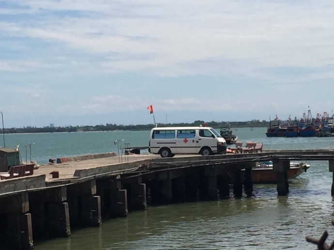 Tau-cuu-ho-dua-phi-cong-song-sot-vao-bo