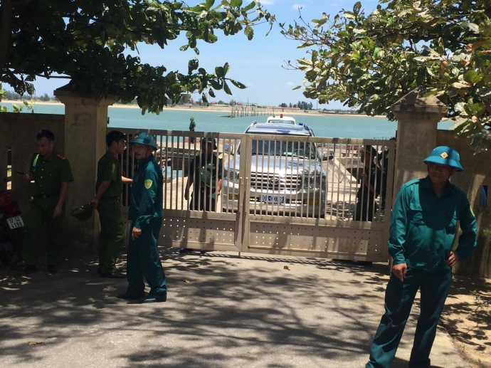 Tau-cuu-ho-dua-phi-cong-song-sot-vao-bo1