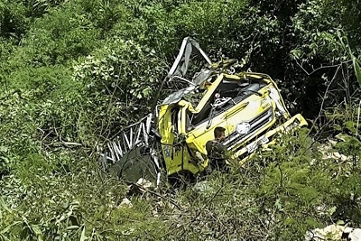 xe-tai-cho-man-roi-xuong-vuc