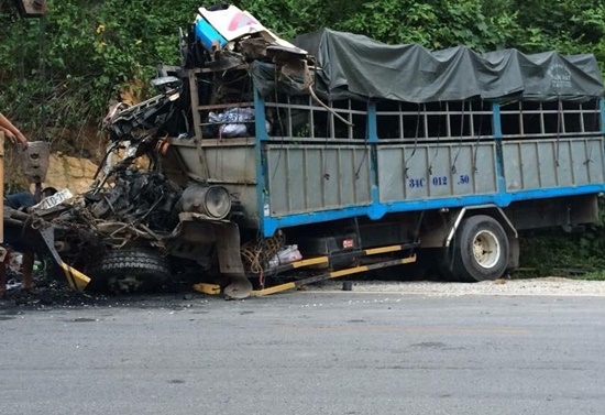 L&aacute;i-xe-tải-chết-tại-chỗ-do-xe-đ&acirc;m-v&agrave;o-v&aacute;ch-n&uacute;i-ở-đ