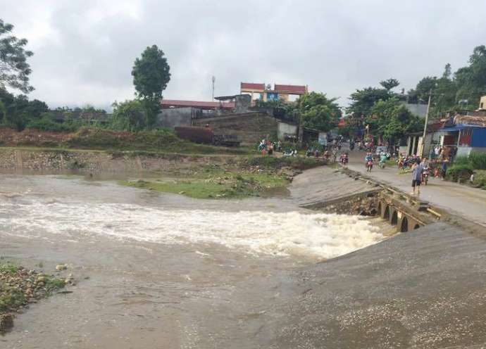 di-xe-may-bang-qua-ngap-tran-2-nguoi-mat-tich