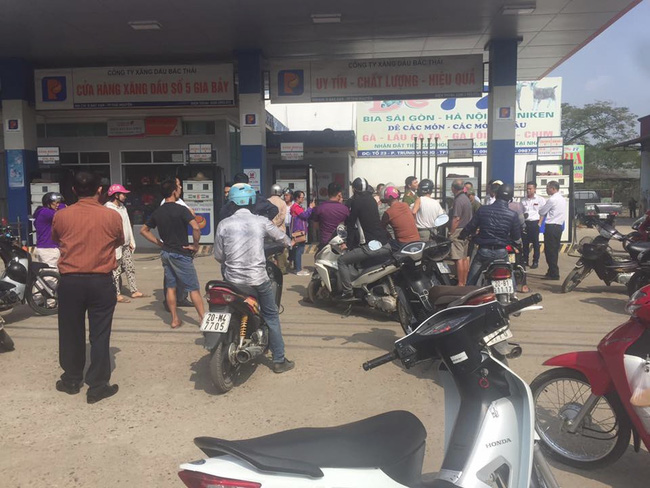 nhan-vien-xang-dau-danh-khach-hang