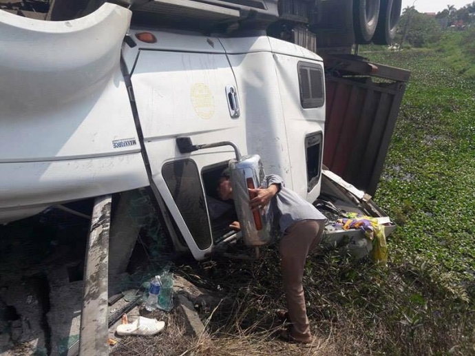 Xe-cuu-hoa-xit-nuoc-&ldquo;cuu&rdquo;-xe-container-gap-nan-khi