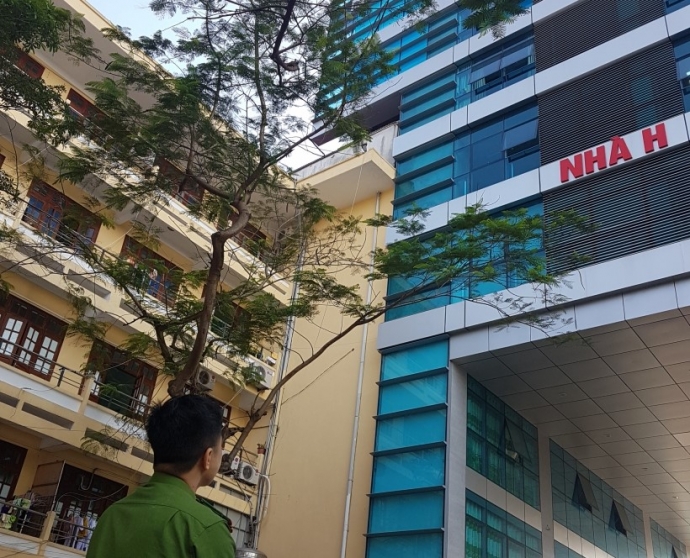 benh-nhan-roi-xuong-dat-tu-vong (2)