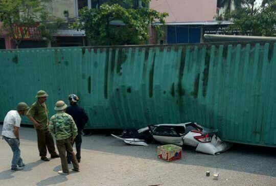 Xe-container-lat-de-kin-xe-oto-con-chua-ro-thuong-