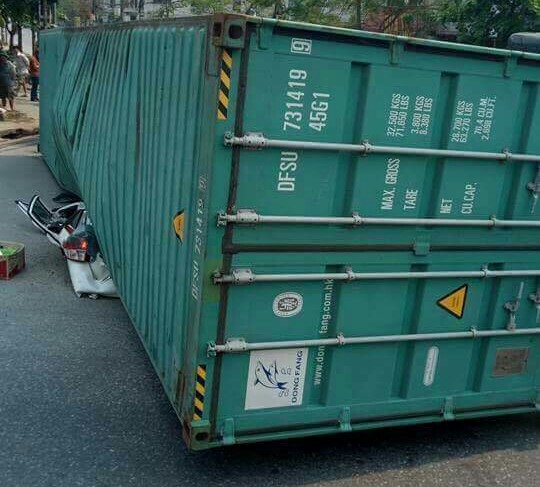 Xe-container-lat-de-kin-xe-oto-con-chua-ro-thuong-