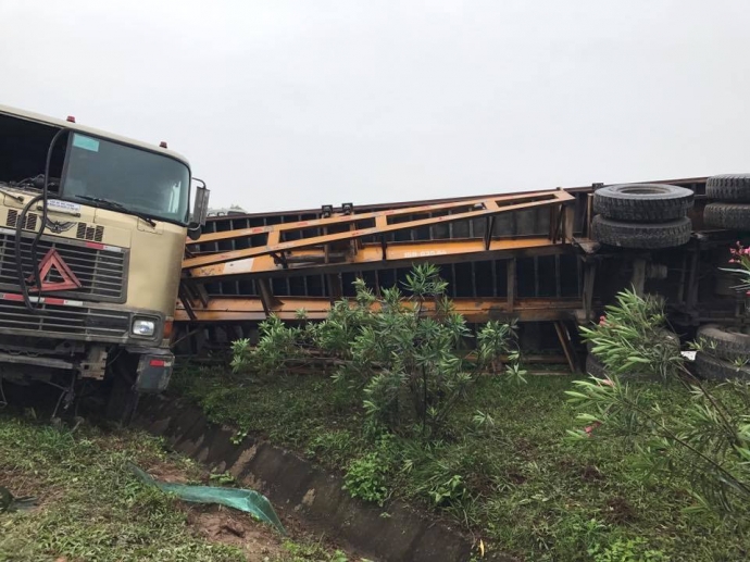 xe-container-lat-tren-cao-toc-Ha-Noi-Thai-Nguyen3