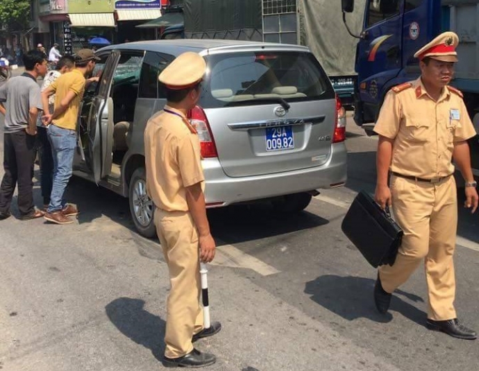 xe-bien-xanh-dam-duoi-xe-tai-hai-nguoi-bi-thuong1 