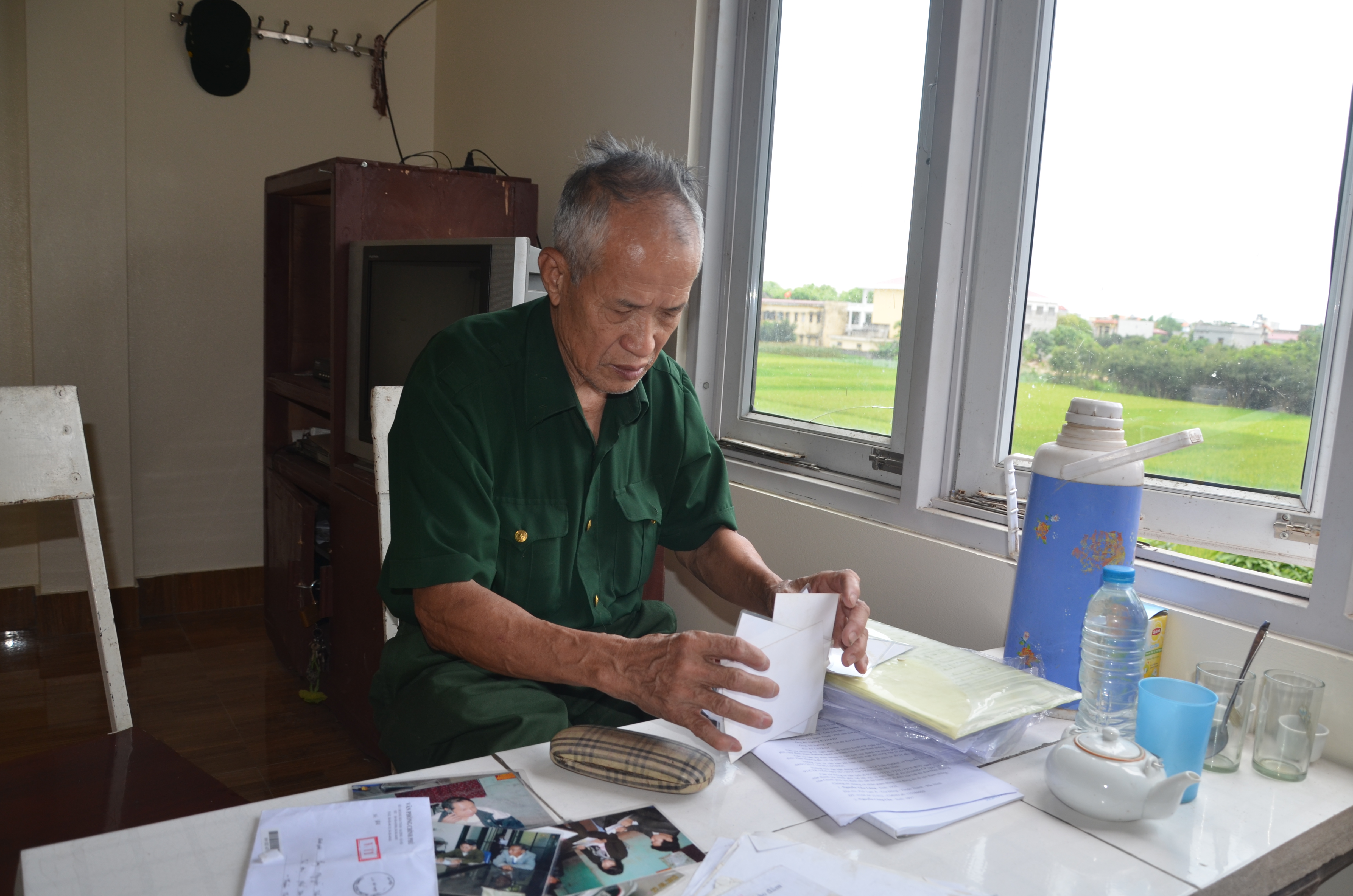 &ocirc;ng L&atilde;ng ng&agrave;y ng&agrave;y miệt m&agrave;i với những chồng hồ sơ,