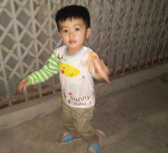 be-trai-3-tuoi-nghi-bi-bat-coc (2)