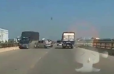 taxi-lao-thang-vao-xe-tai-chay-nguoc-chieu (2)