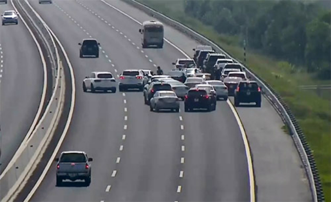 dung-xe-tren-cao-toc-chup-anh-cuoi