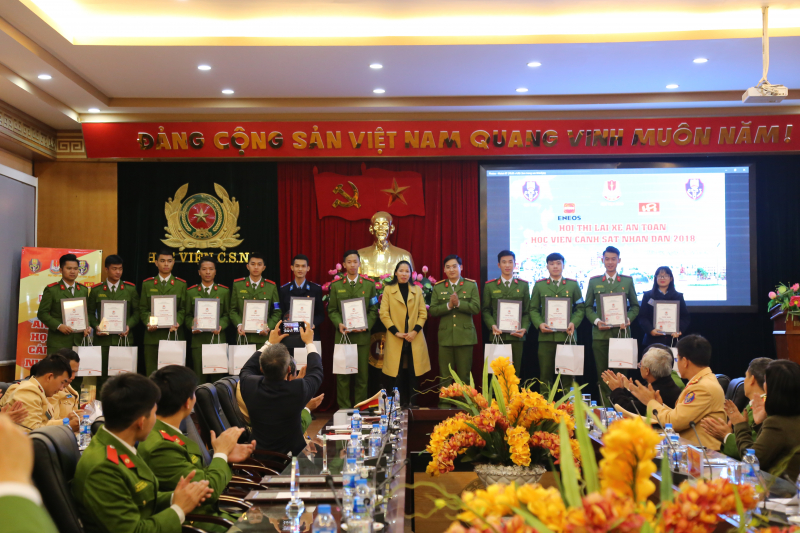 Đại diện đơn vị t&agrave;i trợ trao giải cho c&aacute;c thi sinh