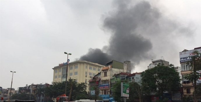 ha-noi-chay-lon-tren-duong-tran-khat-chan-khoi-boc