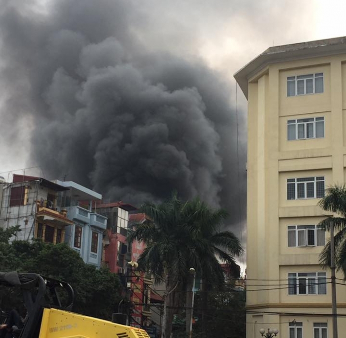 nong-chay-lon-tren-duong-tran-khat-chan-khoi-boc-c