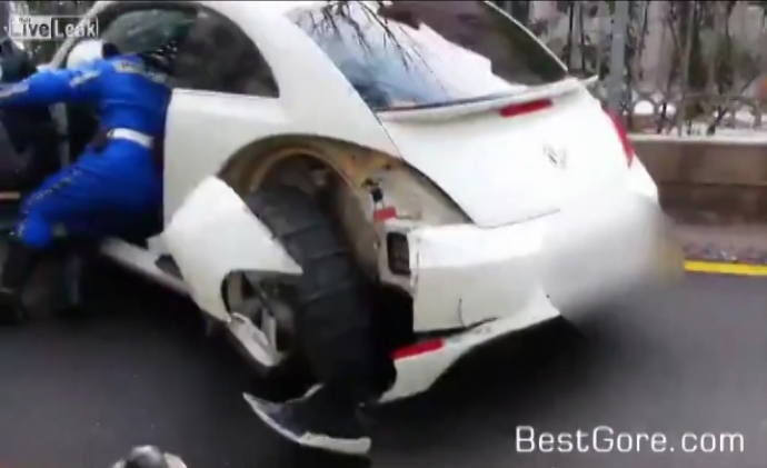 tai xe ng&ocirc;ng cuồng bỏ chạy.Still001