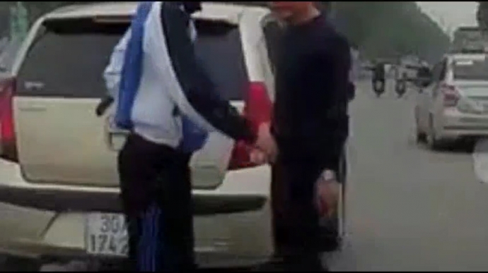 H&agrave;nh xử bất ngờ của 2 t&agrave;i xế sau pha va chạm tr&ecirc;n 