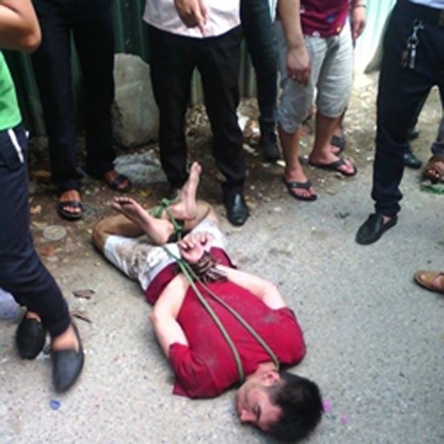 nam-thanh-nien-lam-loan-tren-pho-dam-thang-vao-mat