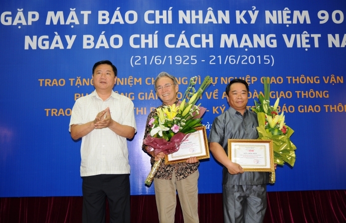 bo-truong-dinh-la-thang-trao-giai-nhat-cho-hai-tac