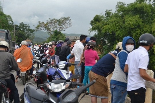 mot-phu-nu-nhay-cau-tu-tu-luc-rang-sang-1557