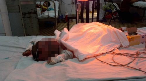 hai-me-con-boc-chay-nhu-duoc-trong-nha-bep