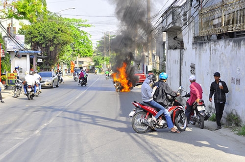 di-choi-tet-xe-may-yamaha-boc-chay-du-doi-hinh-2