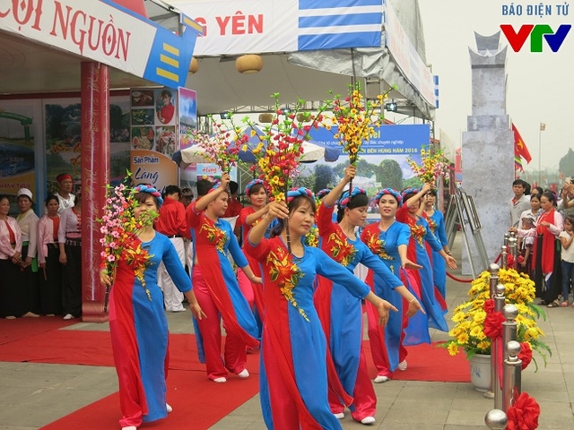 hang-trieu-luot-du-khach-ve-du-le-hoi-den-hung-nam