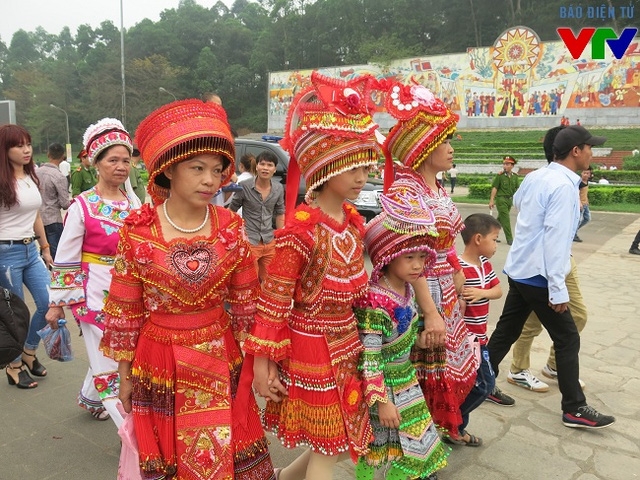 hang-trieu-luot-du-khach-ve-du-le-hoi-den-hung-nam