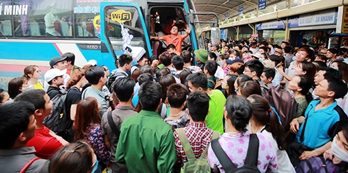 nguoi-dan-treo-rao-chen-lan-ve-que-nghi-le-304-nam