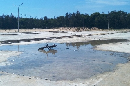 vuong-day-dien-khi-di-xe-dap-be-trai-chet-tham