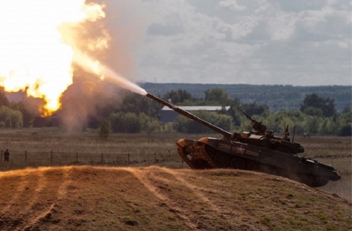 dan-vu-khi-nga-trinh-lang-tai-trien-lam-army-2015_