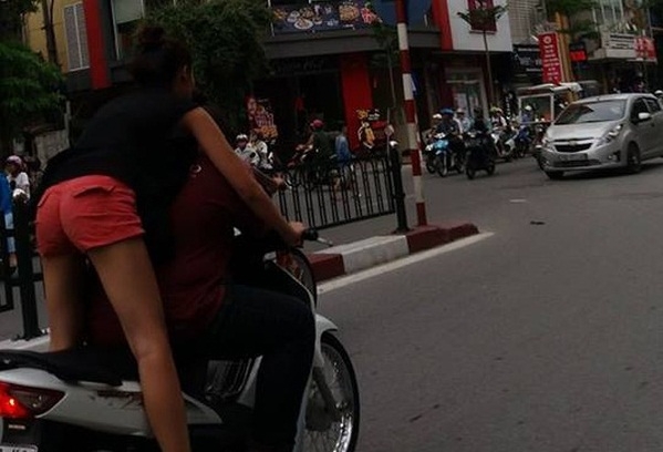 ha-noi-clip-co-gai-tre-lam-xiec-tren-pho-vua-dung-